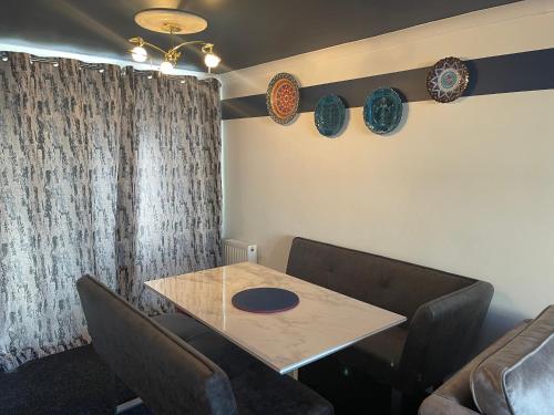 Stylish 3 bed house private parking with conservatory close to KFC McDonalds ALDI and ASDA — 4-Star Luxury Hotel in Sheffield, United Kingdom