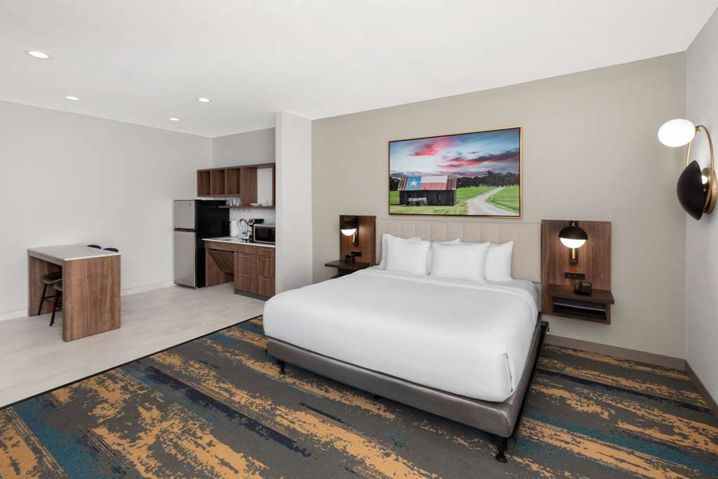 La Quinta Inn & Suites by Wyndham San Antonio at the RIM - photo 31