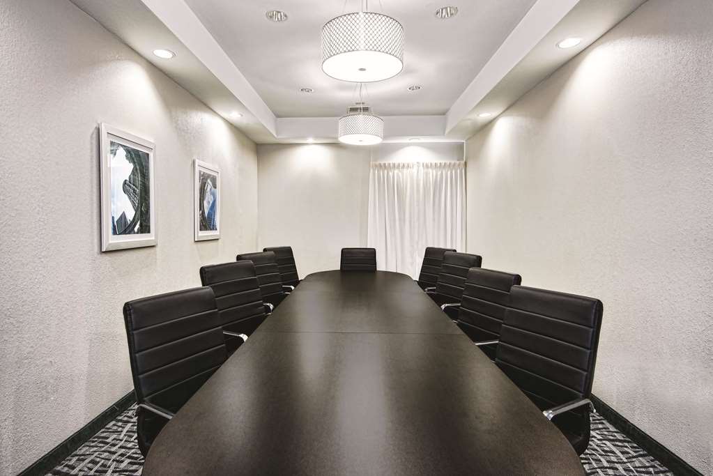 La Quinta Inn & Suites by Wyndham Victoria South - photo 33