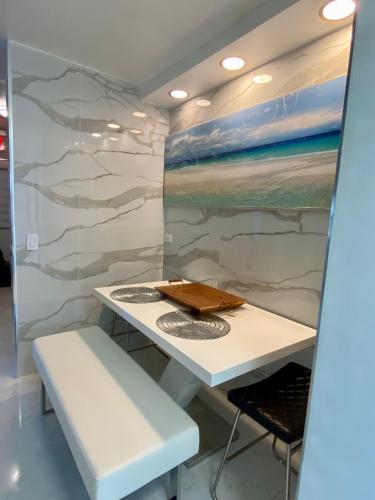Luxurious remodeled direct Waterfront apartment with Miami skyline view Free parking 5min drive to Miami Beach — 4-Star Luxury Hotel in Miami Beach, United States