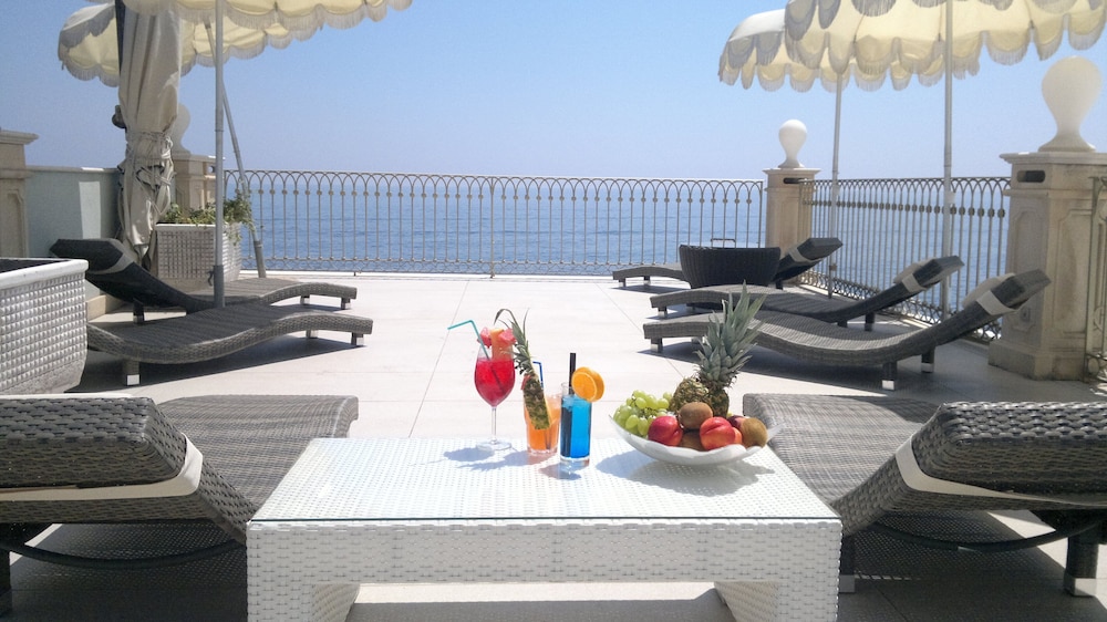 B&B Acireale Il Cavalluccio Marino Fronte Mare — 4-Star Luxury Hotel in Acireale, Italy