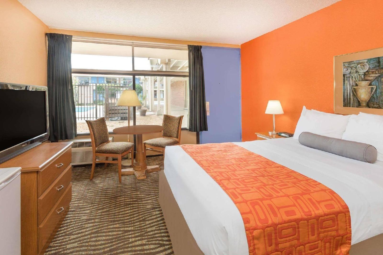 Howard Johnson Inn and Suites Columbus - photo 5