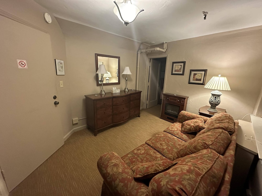 The Oaks B&B Hotel and Spiritual Center - photo 30