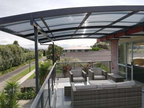 Tuis Nest Bowentown Holiday Home — 4-Star Luxury Hotel in Waihi Beach, New Zealand