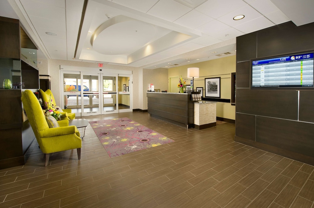 Hampton Inn & Suites Buffalo Airport - photo 2