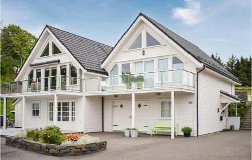 4 Bedroom Gorgeous Home In Herdla — 4-Star Luxury Hotel in Kleppe, Norway