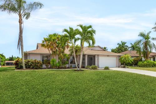 Villa Lilly Family Friendly Gulf Access home w kayaks & bikes SWFL Rentals — 4-Star Luxury Hotel in Cape Coral, United States