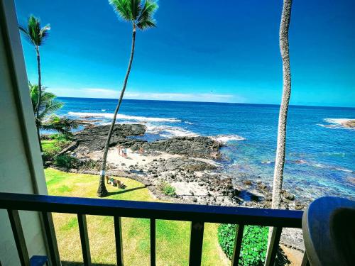 Gorgeous Blue Ocean Views AC Sunsets & 1 Min Walk to Beach — 4-Star Luxury Hotel in Kailua-Kona, United States