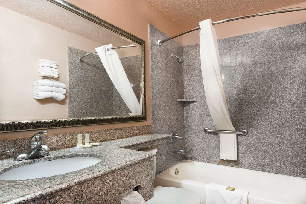 Super 8 by Wyndham San Antonio I 35 North - photo 14