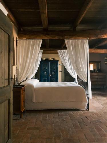 B&B Cascina Mattarelle — 4-Star Luxury Hotel in Monzambano, Italy