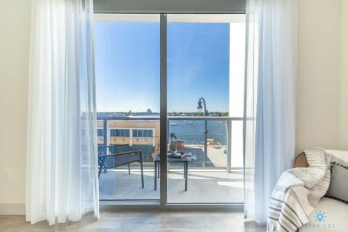 Front Bay View Enjoy Sunsets Amazing Pool in Hollywood, United States