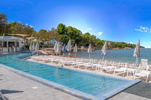 Adriatic Kamp Mobile Homes Bijela Uvala — 4-Star Luxury Hotel in Porec, Croatia