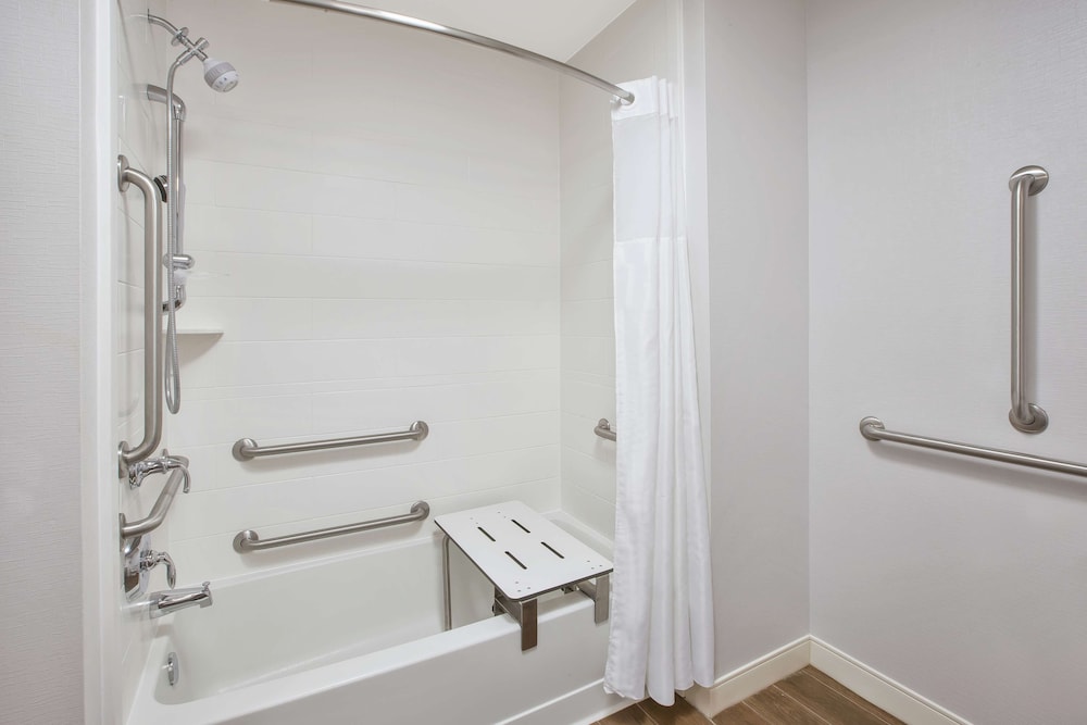Hampton Inn & Suites Oakwood Village Cleveland - photo 15