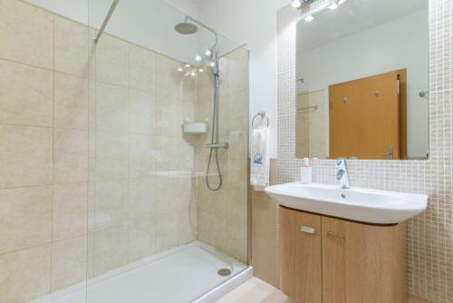 Casa Nobre 2BDR 4 mins walk Train Station Pool Patio Quiet — 4-Star Luxury Hotel in Conceicao, Portugal