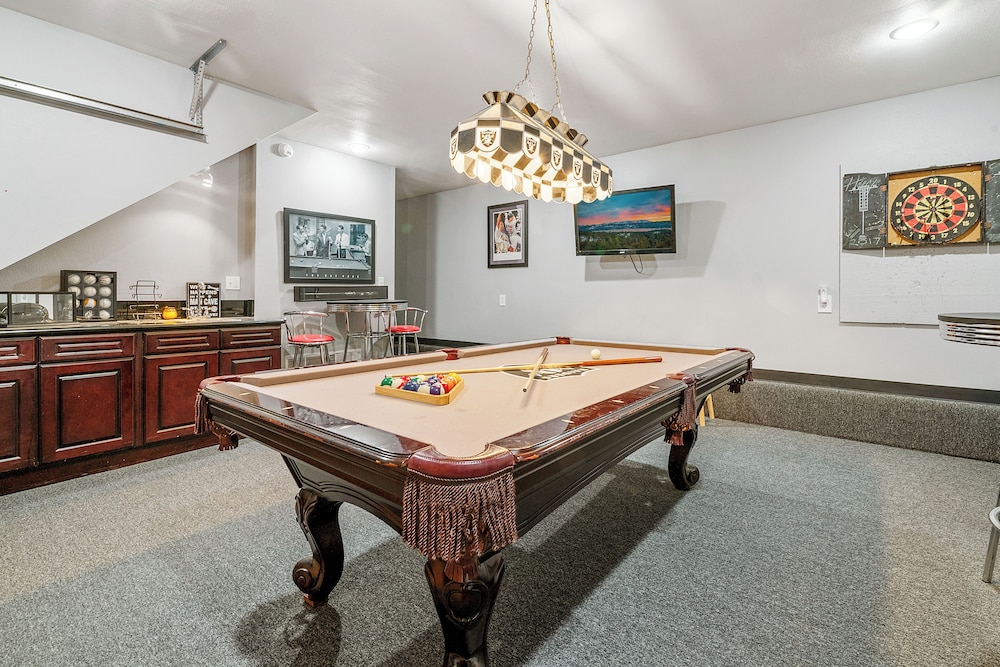 Sunset Chalet Cozy and spacious cabin nestled among tall pines with Hot Tub — 4-Star Luxury Hotel in Big Bear Lake, United States