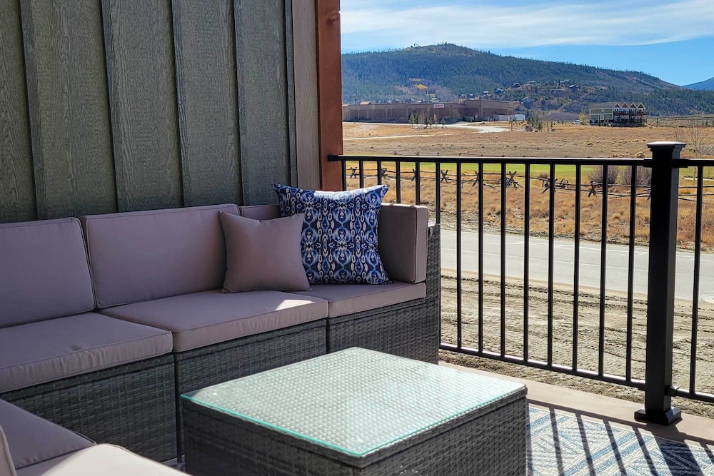 3 Mi to Granby Ranch: Townhome w Balcony & Views — 4-Star Luxury Hotel in Granby, United States