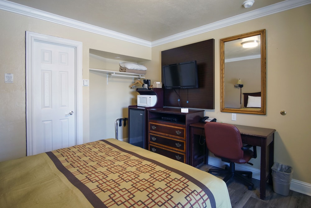 Charm Motel & Suites - photo 25