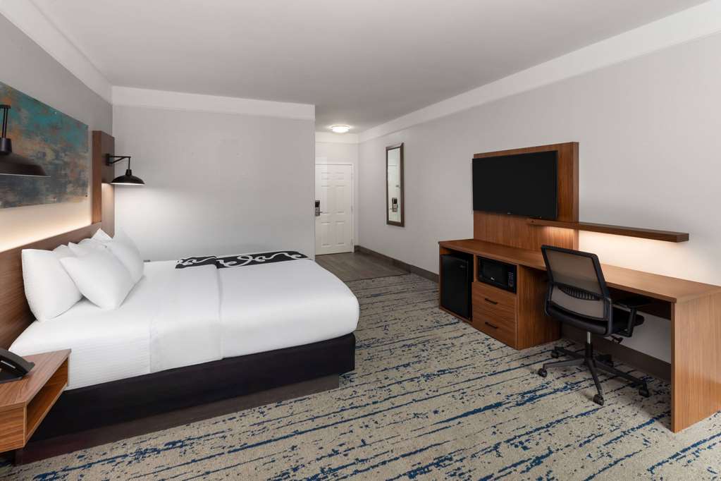 La Quinta Inn & Suites by Wyndham Angleton - photo 41