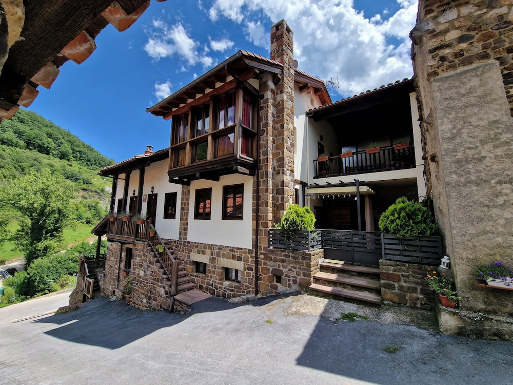 Apartamentos Nevandi — 4-Star Luxury Hotel in Camaleno, Spain