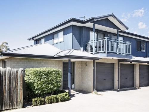 Silvertrees 5 Central 3BR Townhouse l Lake Views l Spa l BBQ l WiFi — 4-Star Luxury Hotel in Jindabyne, Australia