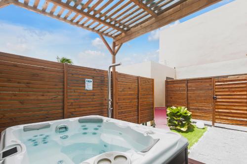 Villa Pheron De standing Jacuzzi 5 Personnes — 4-Star Luxury Hotel in Baie-Mahault, Guadeloupe