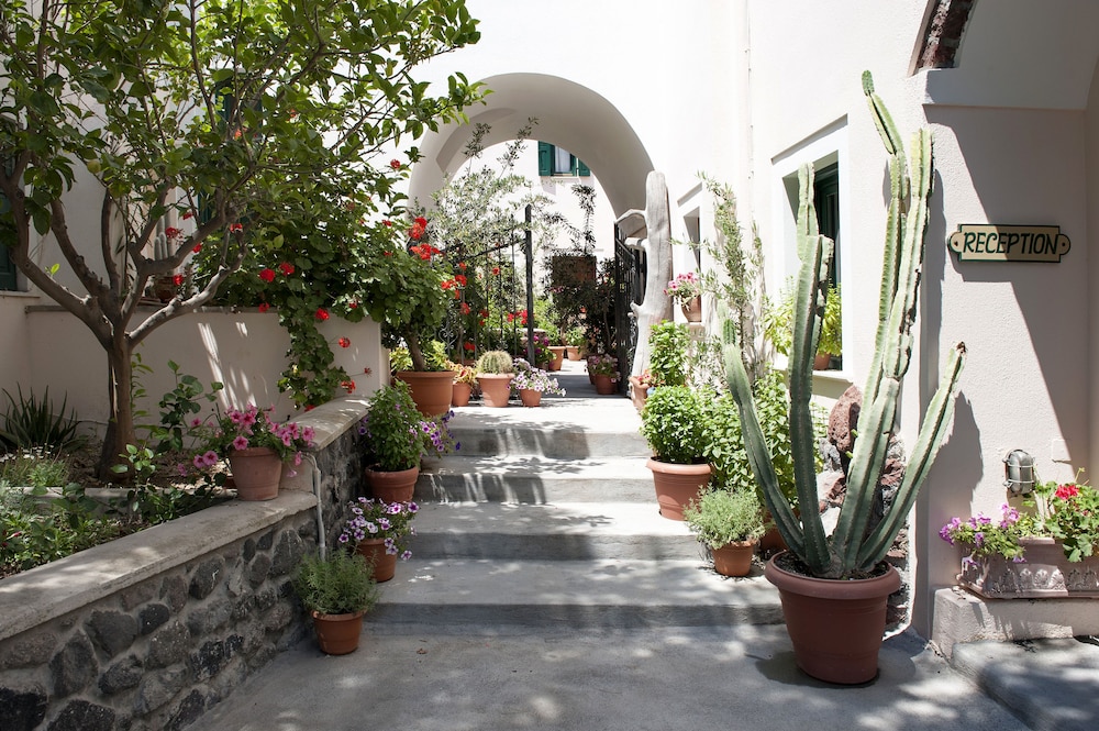 Costa Marina Villa — 4-Star Luxury Hotel in Fira, Greece