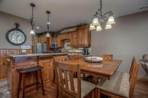 2BR Village At Indian Point 1503 near SDC Free Tickets Daily up to 500 in Branson, United States