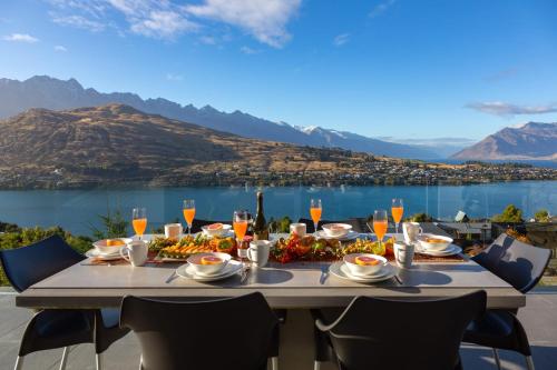 Aurora Lodge AC Free Parking Hot Tub BBQ — 4-Star Luxury Hotel in Queenstown, New Zealand