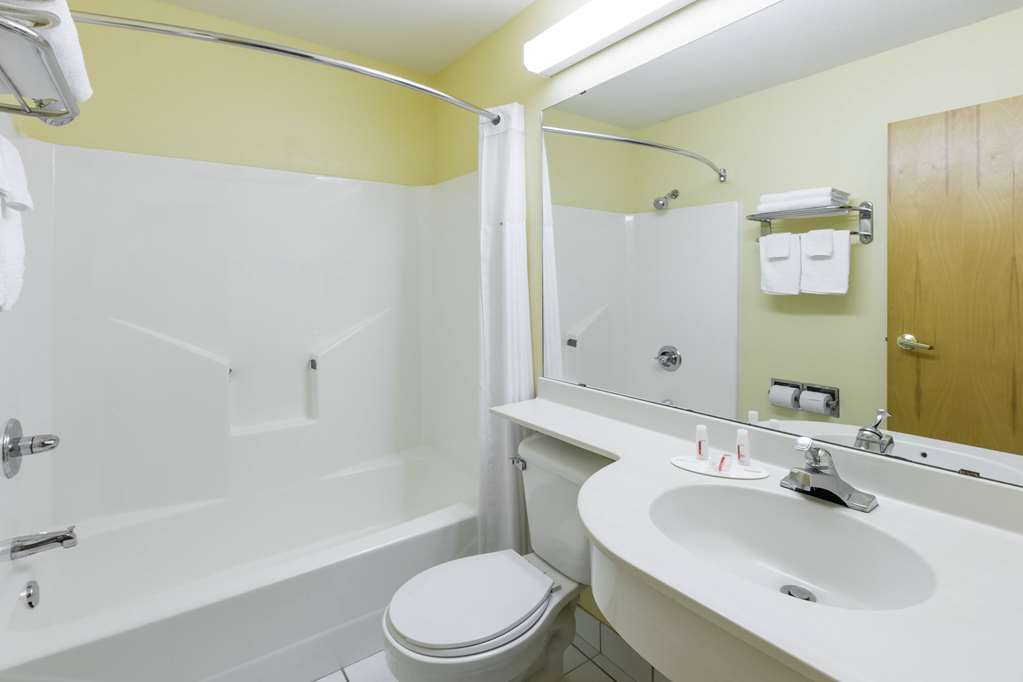Days Inn & Suites by Wyndham Pryor - photo 8