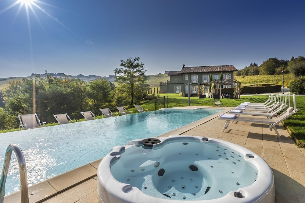 Casale Dell'acero Rosso 10 Emma Villas — 4-Star Luxury Hotel in Canelli, Italy
