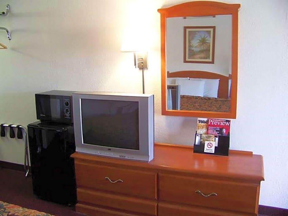 Traveler's Inn & Suites Oklahoma City Airport - photo 11