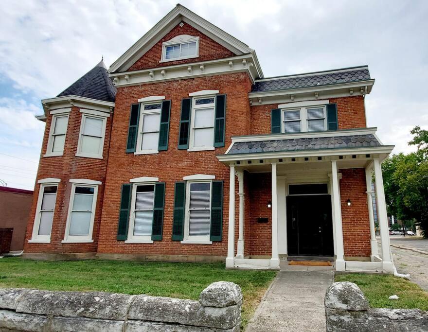 Newly Renovated Historic Mansion 8 Bedrooms — Hamilton