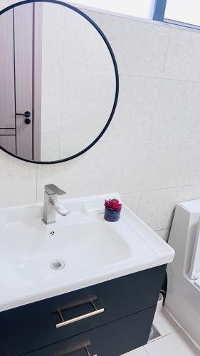 Elegant Lavington 1Bed with Pool Private Cinema & Garden