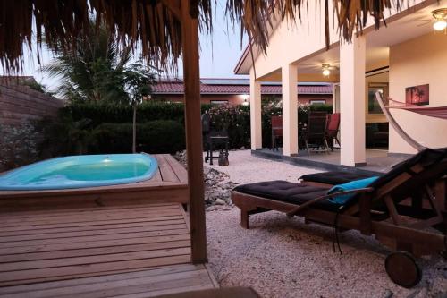 Casa Papaya with Private Pool and Covered Porch — 4-Star Luxury Hotel in Kralendijk, Bonaire, Sint Eustatius and Saba