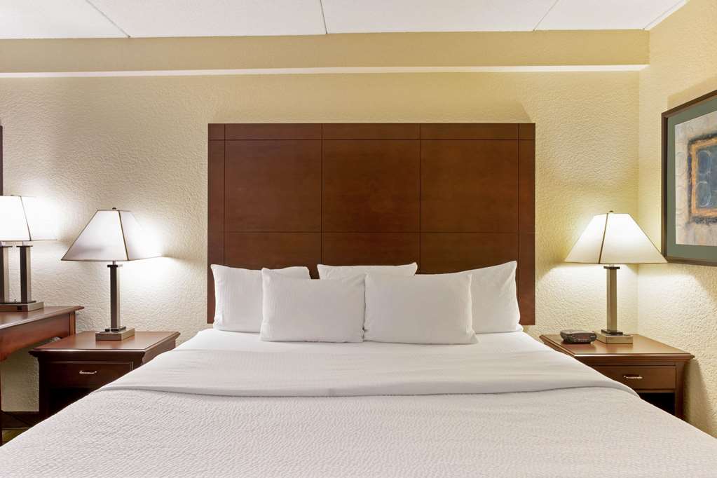 La Quinta Inn & Suites by Wyndham Boston Somerville - photo 23