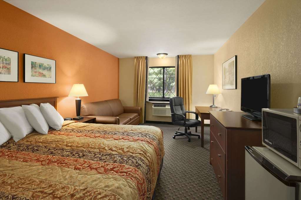 Days Inn & Suites by Wyndham Stevens Point - photo 10