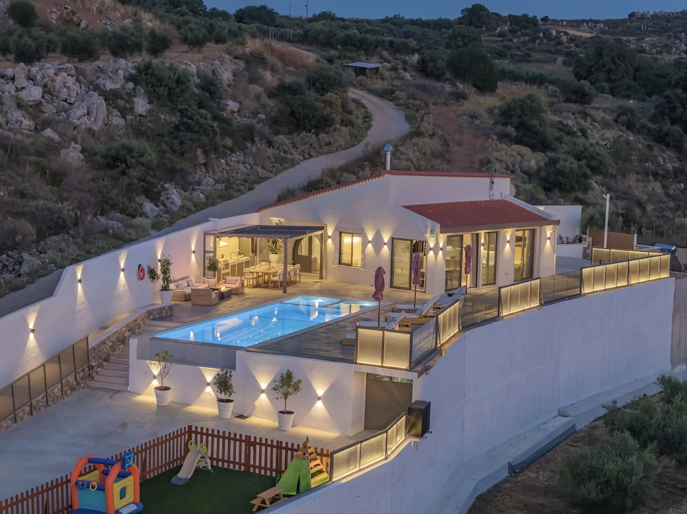 Luxury Villa Maximus With Private Heated Pool — 4-Star Luxury Hotel in Rethymno, Greece