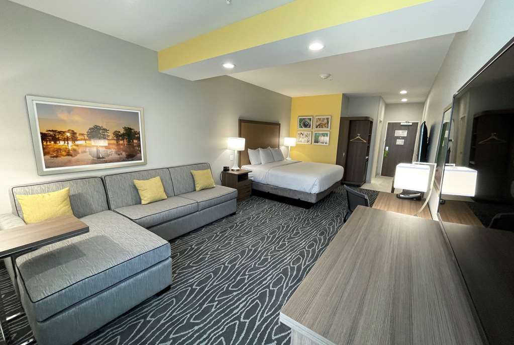 La Quinta Inn & Suites by Wyndham Valdosta - photo 17