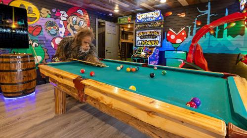 Sasquatch Encounter Themed Arcade Theater Fire Place FirePit — 4-Star Luxury Hotel in Sevierville, United States