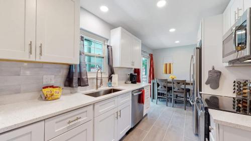Updated Family Unit with Two King Beds - last minute hotel in Denver