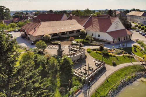 Penzion Dašické sklepy — 4-Star Luxury Hotel in Dasice, Czech Republic