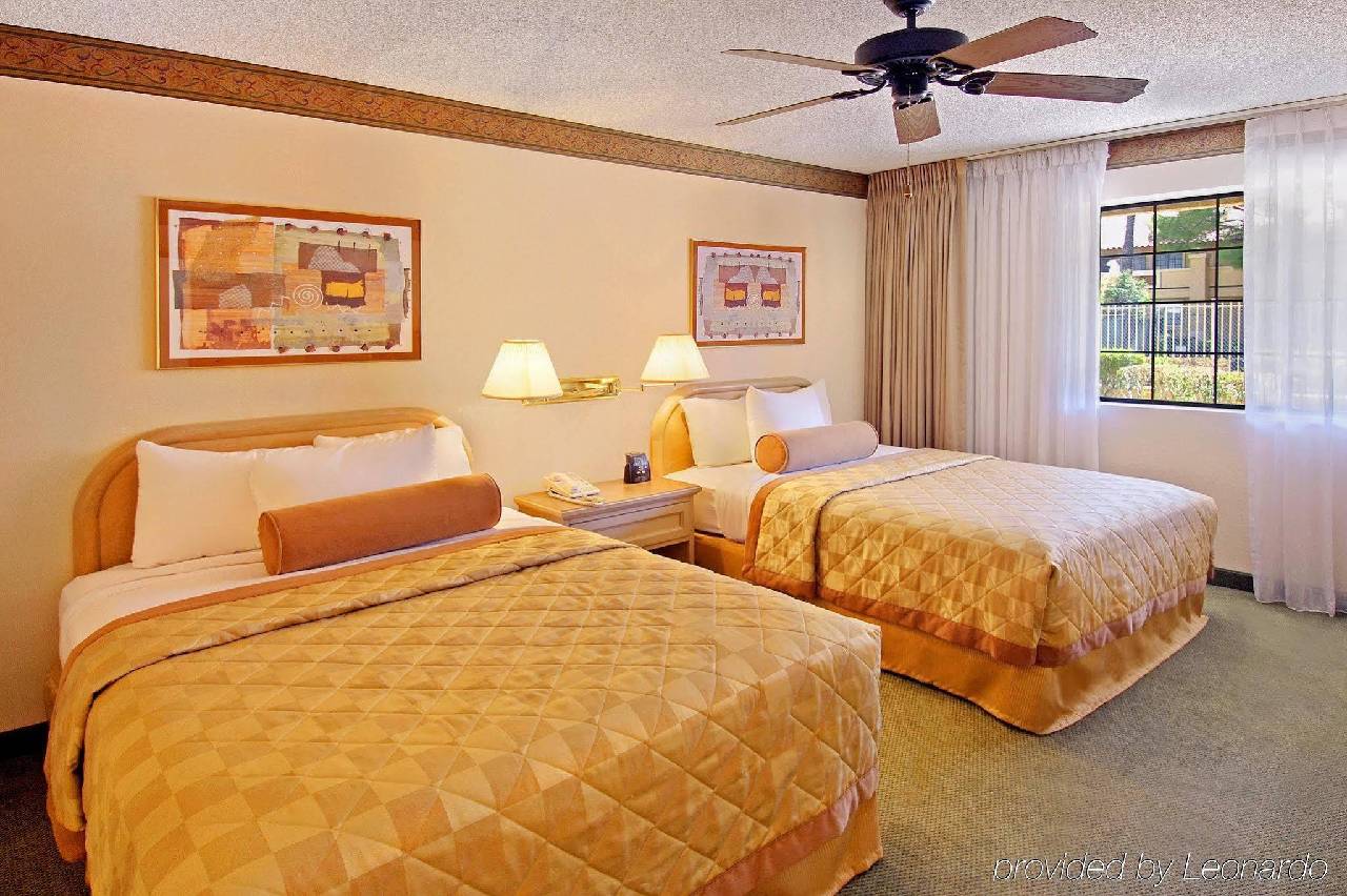 Embassy Suites Phoenix North - photo 6