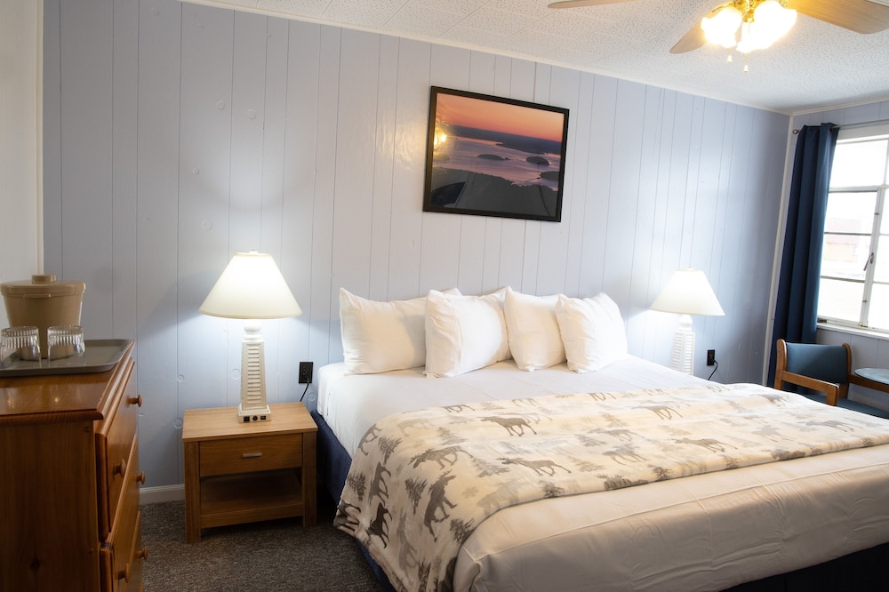 Isleview Motel and Cottages - photo 11