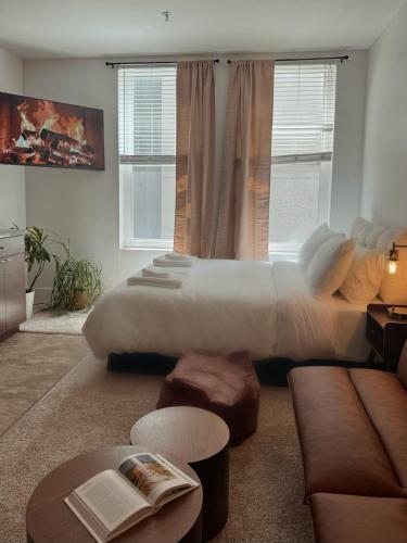 Elegant Suite at Marina Venice Beach with Pool Jacuzzi GYM by Holisticā Retreats — 4-Star Luxury Hotel in Los Angeles, United States