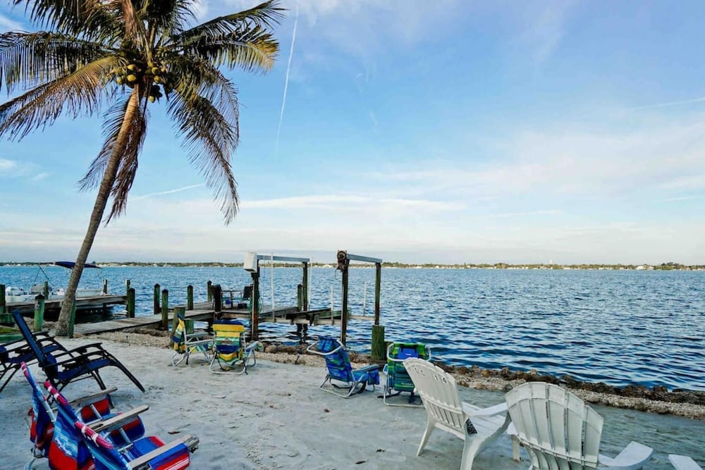 Gorgeous Waterfront Mermaid's Retreat Wows - photo 2