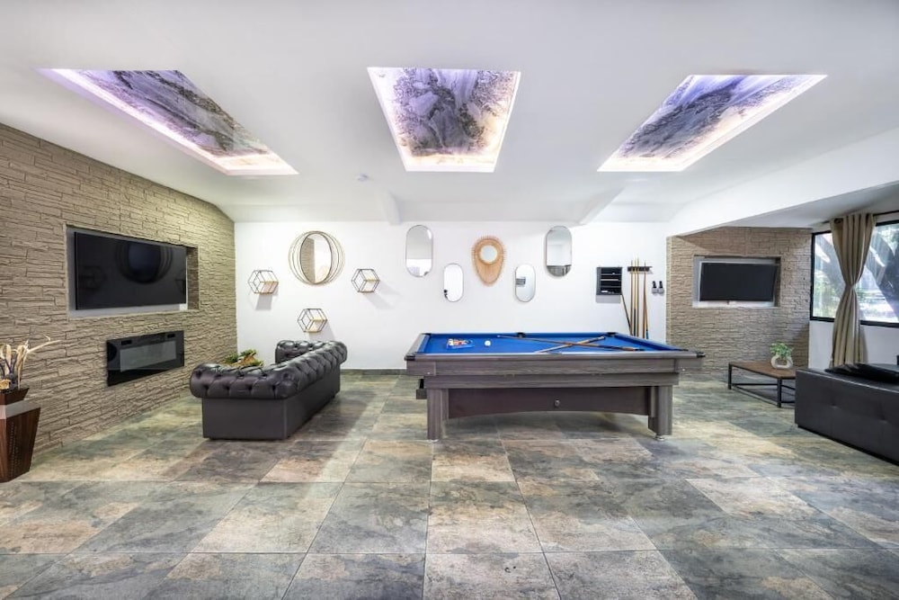 Provenza Golden Jacuzzi 5BR only 1 Block from lleras — 4-Star Luxury Hotel in Medellin, Colombia