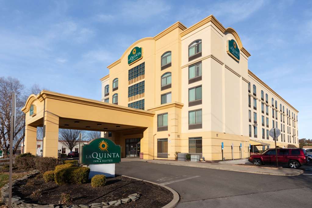 La Quinta Inn & Suites by Wyndham Garden City - photo 2