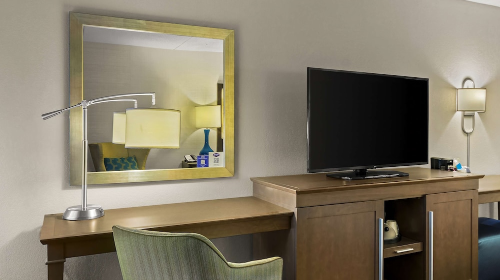 Hampton Inn Bloomington - photo 21