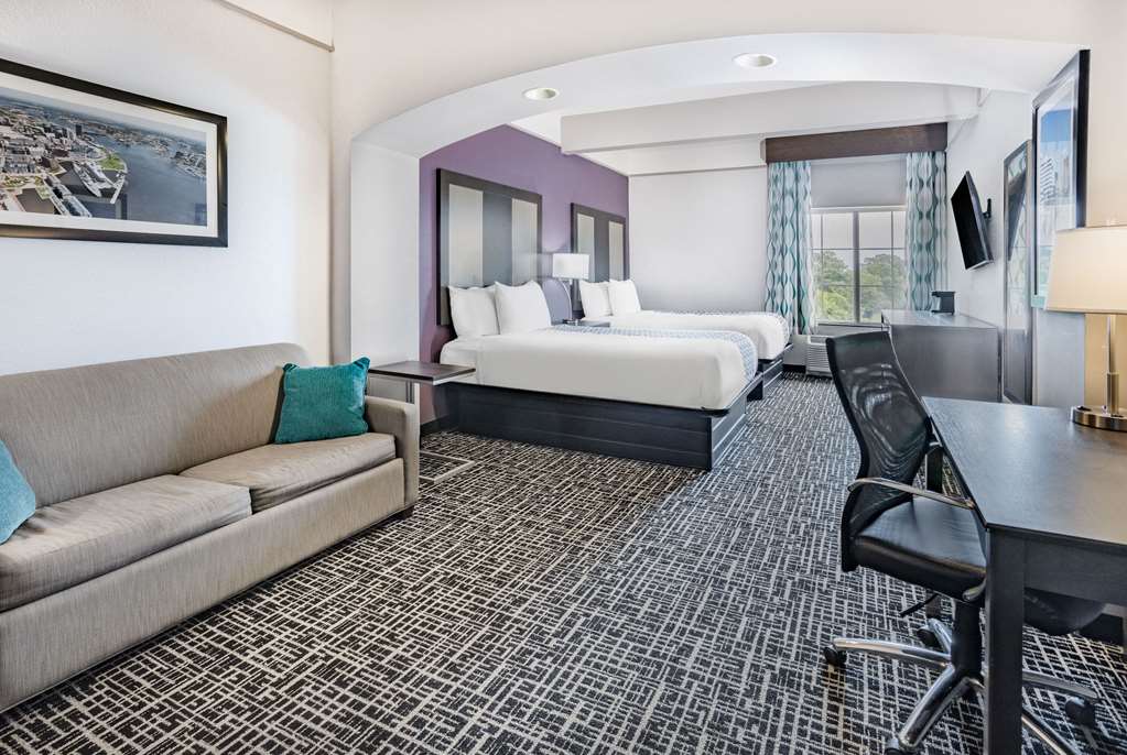 La Quinta Inn & Suites by Wyndham Norfolk - photo 11