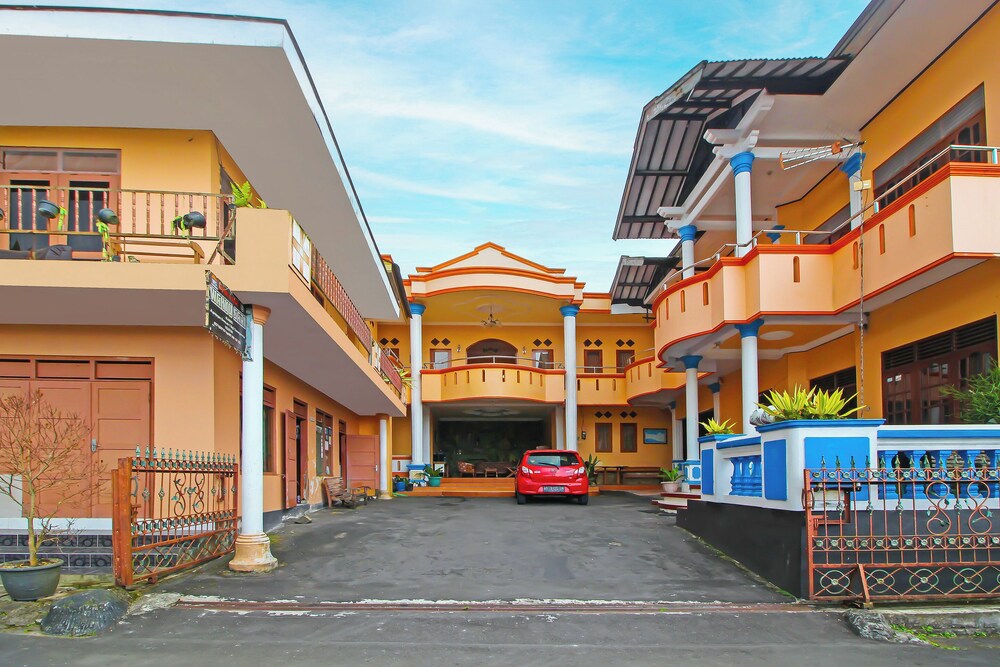 OYO 92631 Hotel Dan Aula Wahyu Sari B in Karanganyar, Indonesia